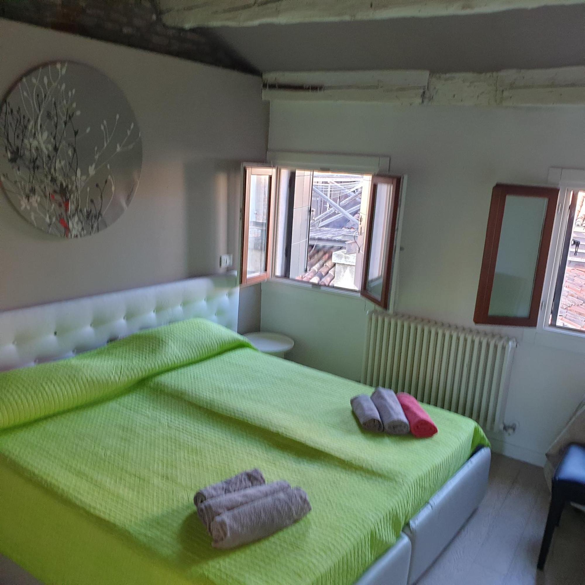 Central Lovely Typical Rooms Rialto Венеція Номер фото